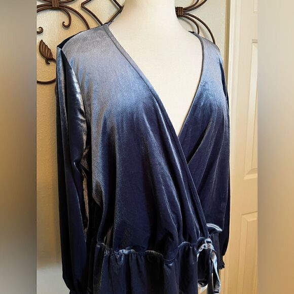 LC Lauren Conrad blue Velvet Wrap top Size XXL, excellent condition - Picture 3 of 7